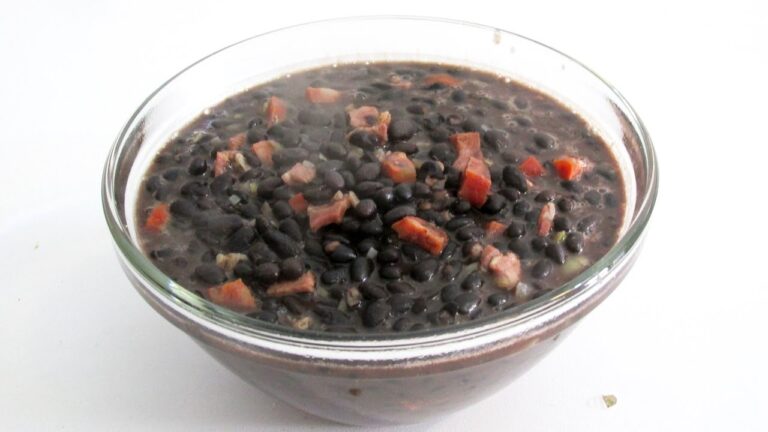Receita tradicional de feij&atilde;o preto &agrave; brasileira