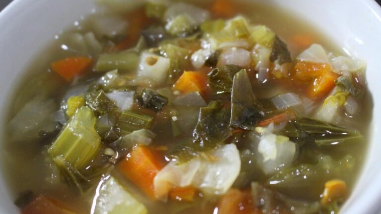 Calorias da sopa de legumes: saiba quantas voc&ecirc; consome